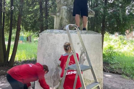 Тульские коммунисты отремонтировали памятник А.С. Пушкину в городе Липки