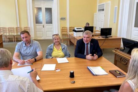 Лидер омских коммунистов Андрей Алехин подал документы в облизбирком для участия в выборах губернатора