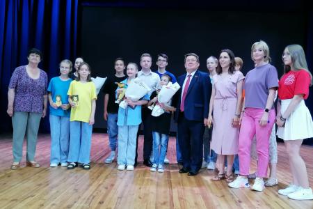 Курская область. Н.Н. Иванов в Курчатове поздравил победителей конкурса «Земля талантов» и вручил благодарственные письма, цветы и подарки