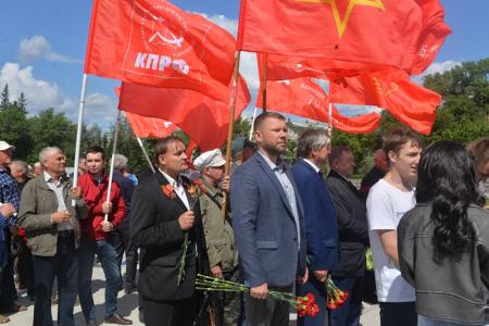 Новосибирские коммунисты возложили цветы к Монументу Славы в Новосибирске в День памяти и скорби