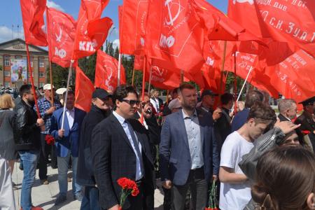 Новосибирские коммунисты возложили цветы к Монументу Славы в Новосибирске в День памяти и скорби