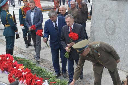 Новосибирские коммунисты возложили цветы к Монументу Славы в Новосибирске в День памяти и скорби