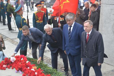 Новосибирские коммунисты возложили цветы к Монументу Славы в Новосибирске в День памяти и скорби