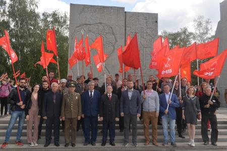 Новосибирские коммунисты возложили цветы к Монументу Славы в Новосибирске в День памяти и скорби