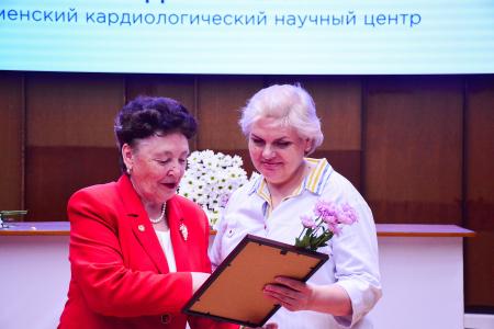 Тюменская область. Депутат-коммунист Тамара Казанцева поздравила медицинских работников