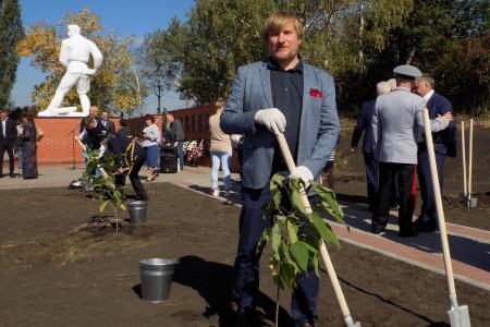 Воронежская область. Коммунисты возложили цветы к памятному знаку в честь Якова Доровских