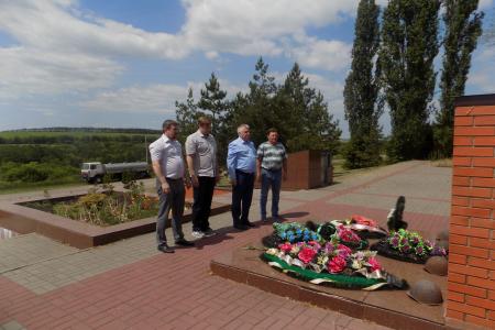 Воронежская область. Коммунисты возложили цветы к памятному знаку в честь Якова Доровских