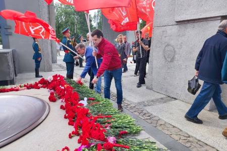 Новосибирские коммунисты возложили цветы к Монументу Славы в Новосибирске в День памяти и скорби