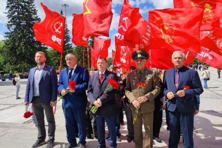 Новосибирские коммунисты возложили цветы к Монументу Славы в Новосибирске в День памяти и скорби