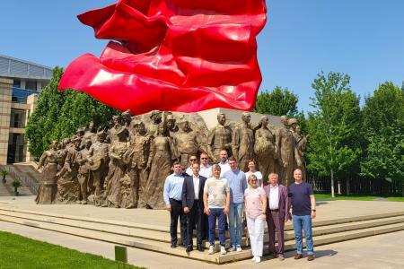 Делегация КПРФ почтила память Мао Цзэдуна и посетила партийную школу ЦК КПК