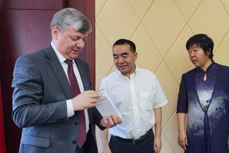 Дмитрий Новиков и директор Академии марксизма Синь Сянян обсудили результаты и планы совместной работы