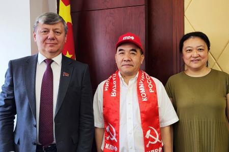 Дмитрий Новиков и директор Академии марксизма Синь Сянян обсудили результаты и планы совместной работы