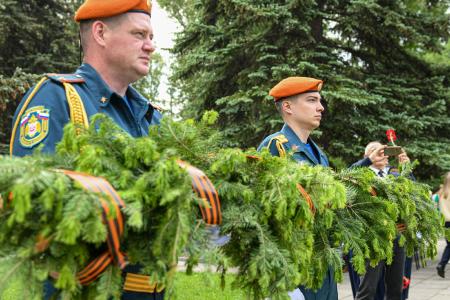 Глава Хакасии Валентин Коновалов и депутат Госдумы Георгий Камнев почтили память погибших в Великой Отечественной войне