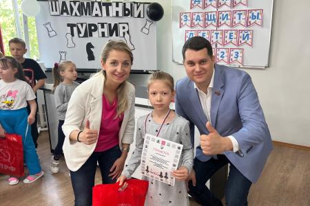 Первый секретарь Тульского обкома партии Алексей Лебедев поздравил юных шахматистов в День защиты детей