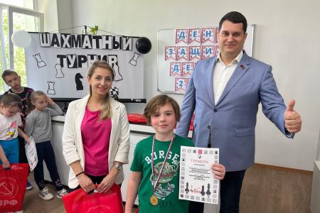 Первый секретарь Тульского обкома партии Алексей Лебедев поздравил юных шахматистов в День защиты детей