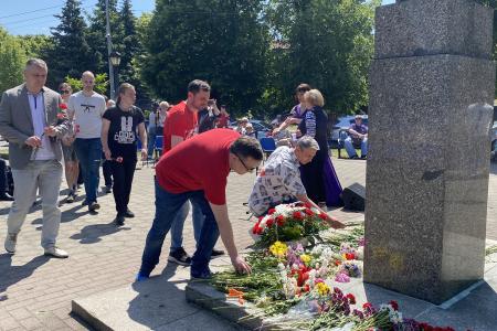В День русского языка коммунисты Калининграда возложили цветы к памятнику Пушкину