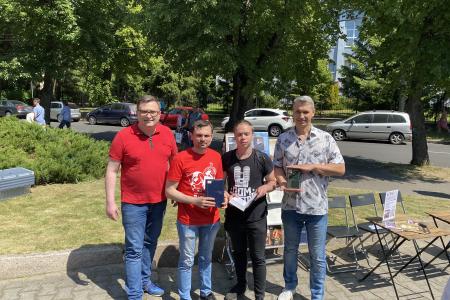 В День русского языка коммунисты Калининграда возложили цветы к памятнику Пушкину