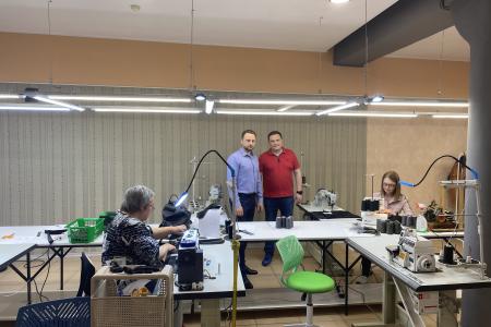 Лидер калининградских коммунистов Максим Буланов посетил местное предприятие, выпускающее экипировку для бойцов СВО