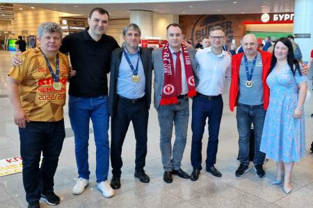 Теплая встреча чемпионов России в аэропорту!