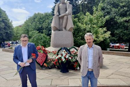 Коммунисты Калининграда возложили цветы к памятнику героям штурма Кенигсберга