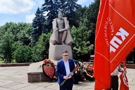 Коммунисты Калининграда возложили цветы к памятнику героям штурма Кенигсберга