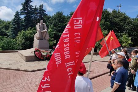 Коммунисты Калининграда возложили цветы к памятнику героям штурма Кенигсберга