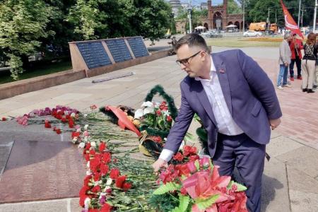 Коммунисты Калининграда возложили цветы к памятнику героям штурма Кенигсберга