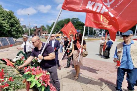 Коммунисты Калининграда возложили цветы к памятнику героям штурма Кенигсберга