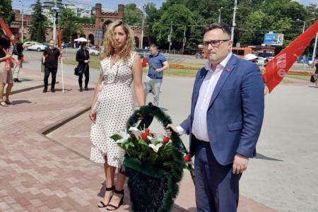 Коммунисты Калининграда возложили цветы к памятнику героям штурма Кенигсберга