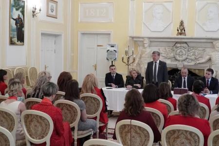 Д.Г. Новиков вручил дипломы выпускницам Центра политической учебы ЦК КПРФ