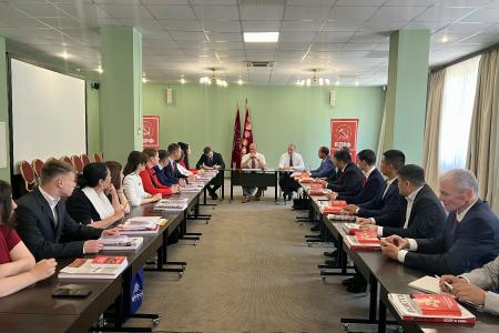 Г.А. Зюганов выступил в Центре политической учебы ЦК КПРФ перед коммунистами из братских партий, входящих в состав СКП-КПСС