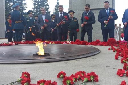 Новосибирские коммунисты возложили цветы к Монументу Славы в Новосибирске в День памяти и скорби
