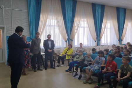 Олег Лебедев привез подарки воспитанникам детского дома в городе Зубцове Тверской области