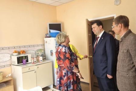 Олег Лебедев привез подарки воспитанникам детского дома в городе Зубцове Тверской области