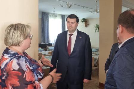 Олег Лебедев привез подарки воспитанникам детского дома в городе Зубцове Тверской области