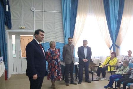 Олег Лебедев привез подарки воспитанникам детского дома в городе Зубцове Тверской области