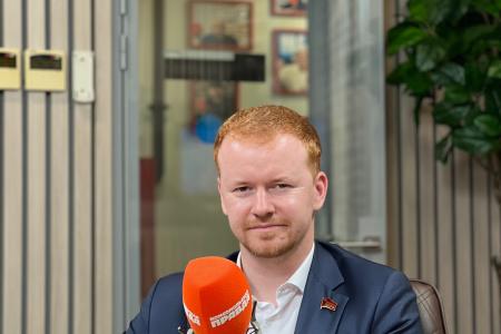 На радио «Комсомольская правда» состоялась «Партийная среда» с Денисом Парфеновым