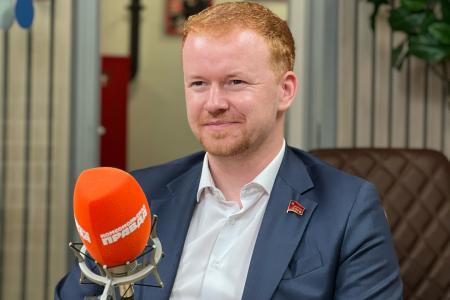 На радио «Комсомольская правда» состоялась «Партийная среда» с Денисом Парфеновым