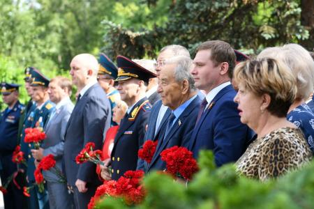 Глава Хакасии Валентин Коновалов и депутат Госдумы Георгий Камнев почтили память погибших в Великой Отечественной войне