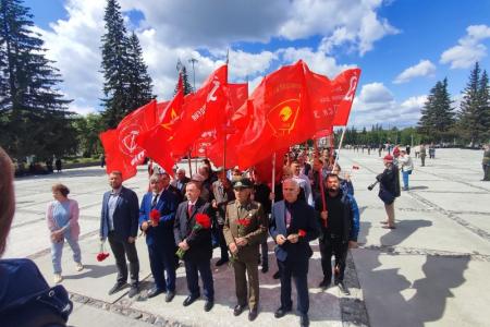 Новосибирские коммунисты возложили цветы к Монументу Славы в Новосибирске в День памяти и скорби