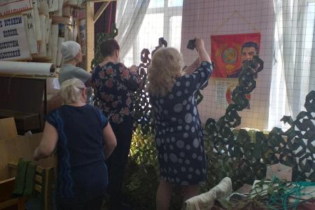 Свердловские коммунисты организовали волонтерскую группу по созданию маскировочных сетей для участников СВО