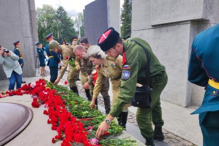 Новосибирские коммунисты возложили цветы к Монументу Славы в Новосибирске в День памяти и скорби