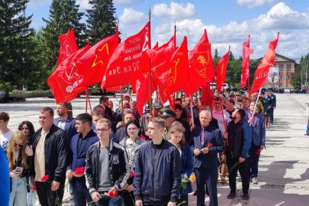 Новосибирские коммунисты возложили цветы к Монументу Славы в Новосибирске в День памяти и скорби