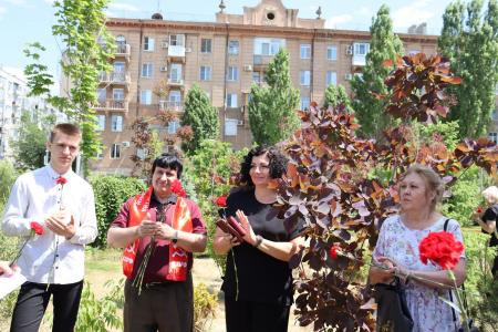 Сталинградские коммунисты в День русского языка возложили цветы к памятнику А.С. Пушкину