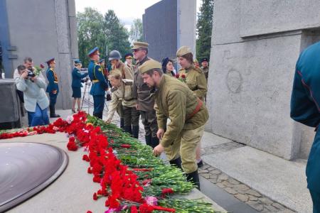 Новосибирские коммунисты возложили цветы к Монументу Славы в Новосибирске в День памяти и скорби