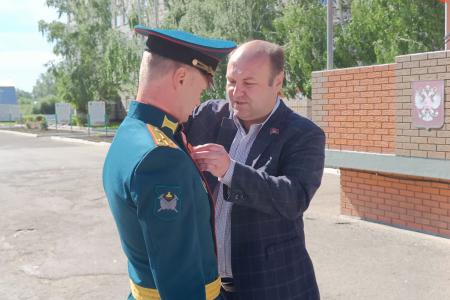 Секретари Рязанского обкома КПРФ вручили награды военнослужащим