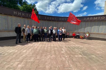 Республика Мордовия. Рузаевские коммунисты почтили память о воинах в День памяти и скорби