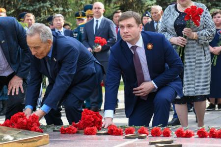 Глава Хакасии Валентин Коновалов и депутат Госдумы Георгий Камнев почтили память погибших в Великой Отечественной войне