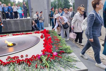 Новосибирские коммунисты возложили цветы к Монументу Славы в Новосибирске в День памяти и скорби