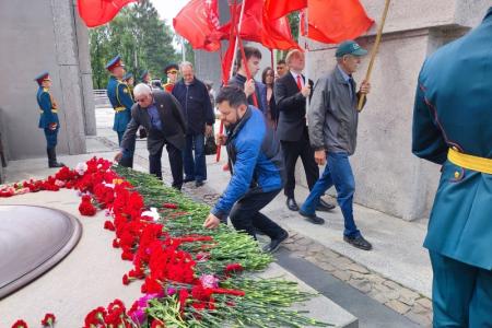 Новосибирские коммунисты возложили цветы к Монументу Славы в Новосибирске в День памяти и скорби
